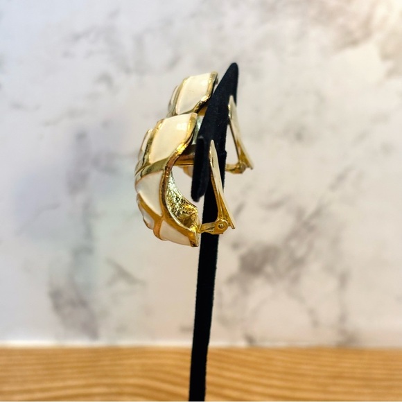 Mimi Di N Signed Vintage 1974 Gold Tone and White Enamel Clip On Earrings - Picture 4 of 9